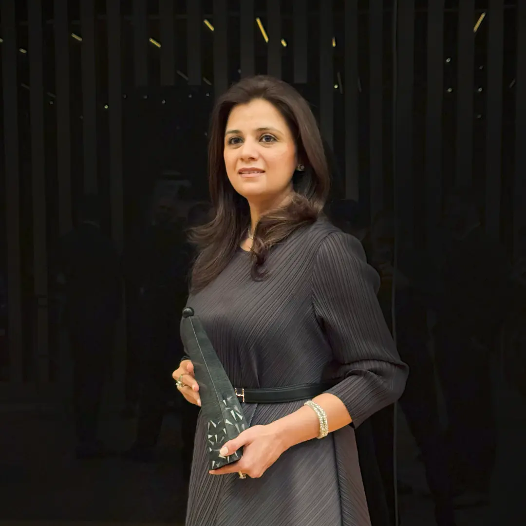 Ambreen Qureshi, Founder and Managing Director of Amber Homes Real Estate, holding the Black Onyx Award at the ceremony in Dubai